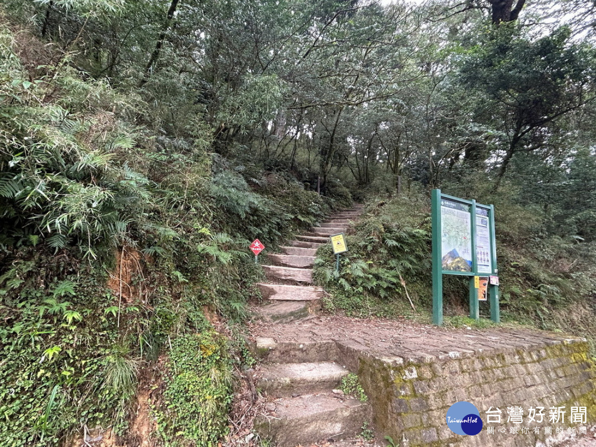 塔關山登山口設置完成「雙向人員流量計數器」現況。(玉管處提供)