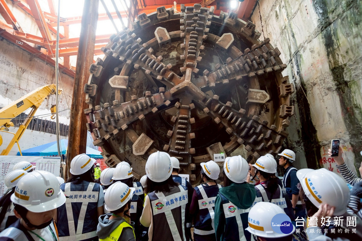 捷運綠線114年工程成果參訪活動中，民眾參觀重達300噸的「潛盾機」。<br /><br /> 