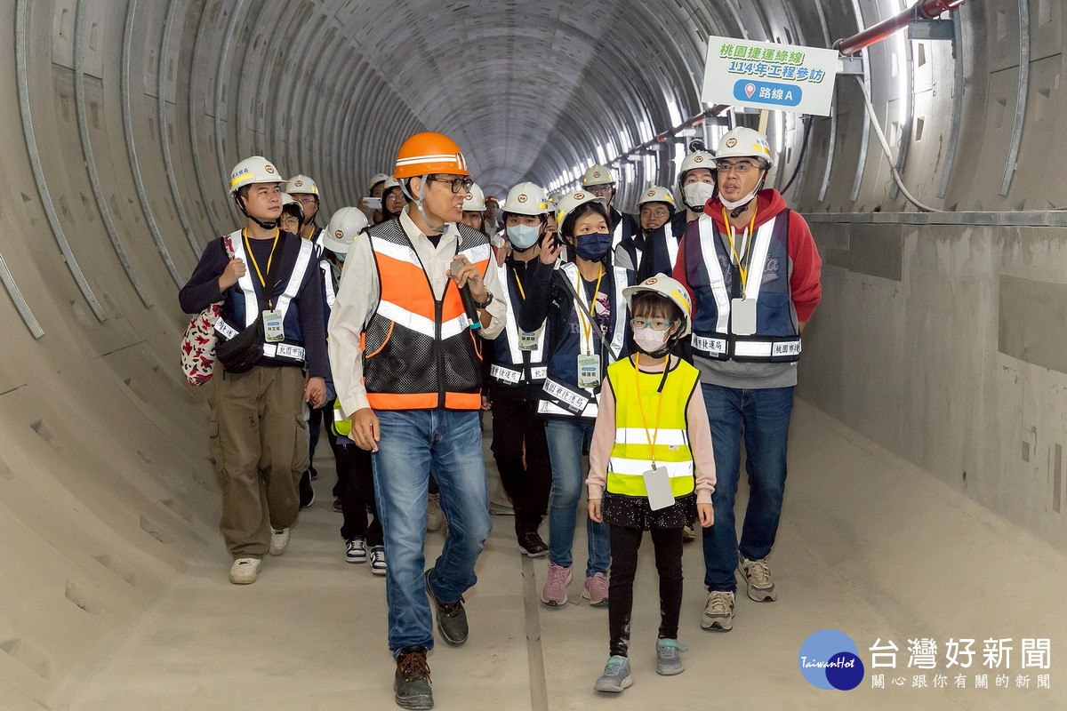 捷運綠線114年工程成果參訪活動中，特別安排民眾走入隧道，進行深度導覽。<br /><br /> 