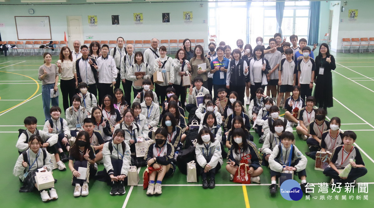 營北國中師生歡迎栗原市20名親善大使與老師。（ 記者扶小萍攝）