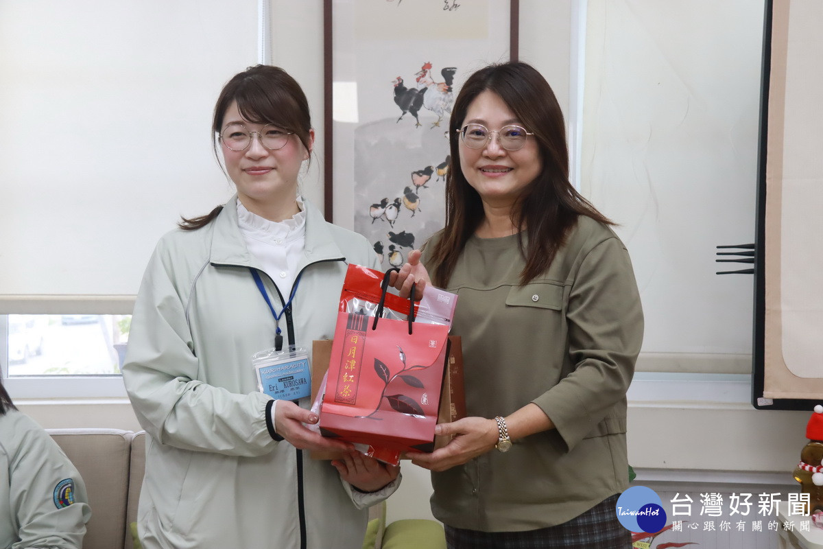 黃美玲校長(右)贈台灣日月潭紅茶等予日方團長。(記者扶小萍攝)