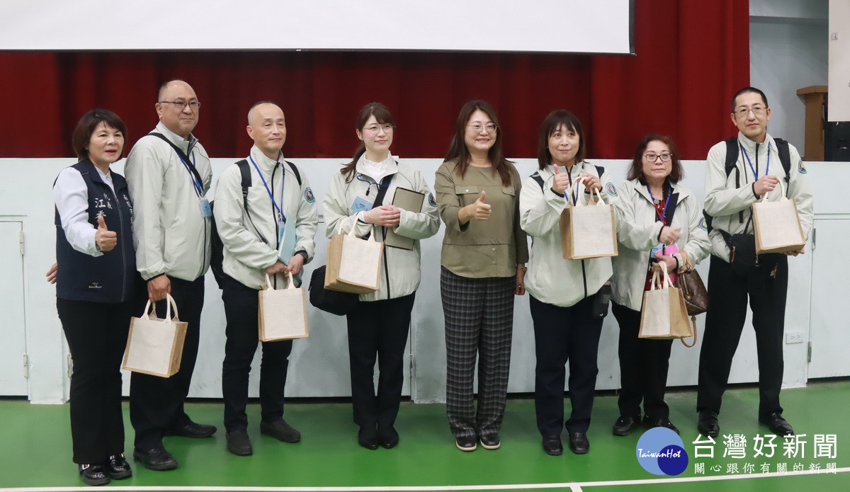 日方多名老師隨團來訪,彼此暢談生活、教育。(記者扶小萍攝)
