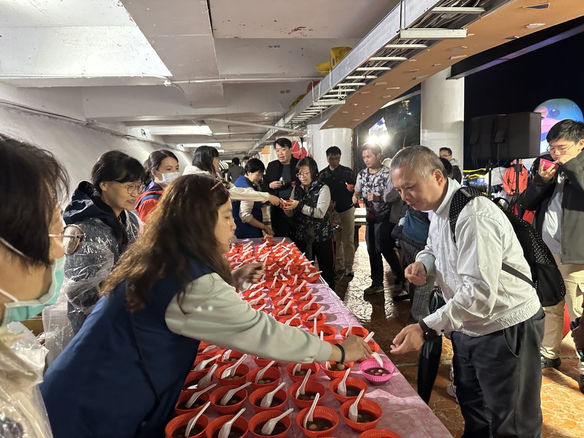 圖/點燈儀式後,鄉親一起享用熱騰騰的冬至湯圓。(新北市坪林區公所 提供)