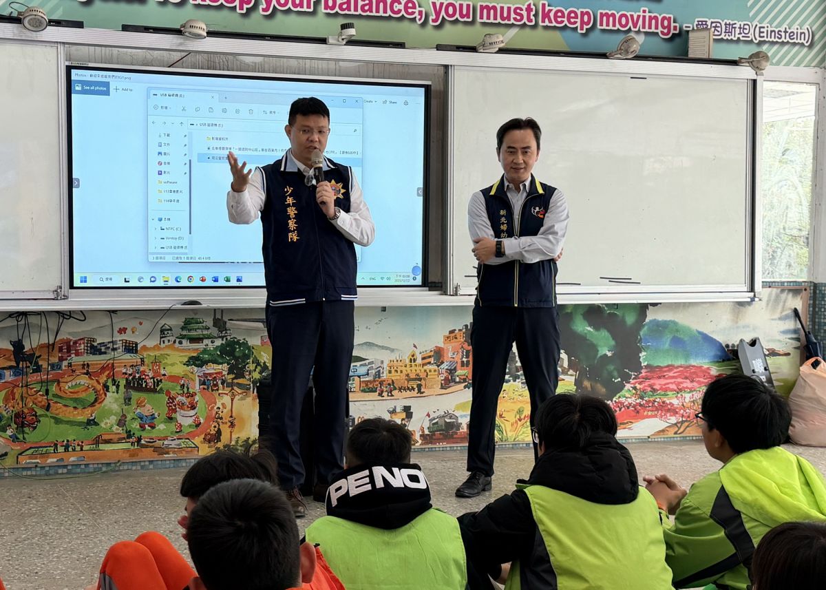 ／少年隊隊長廖睿辰與婦幼隊隊長劉家次今日前往土城區的中正國中授課，示範動作宣導學生自保概念。（新北市政府警察局提供）