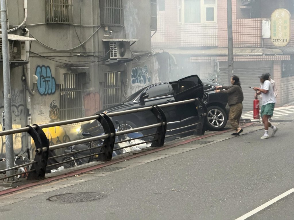 休旅車失控猛衝人行道!台北市民大道驚悚一撞 駕駛受困拒送醫