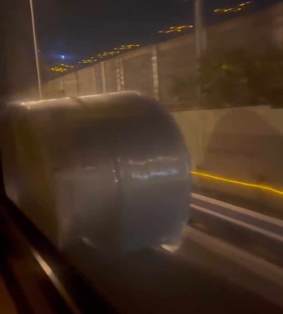 國道風管掉落闖禍! 害後方車輛急煞兩車相撞
