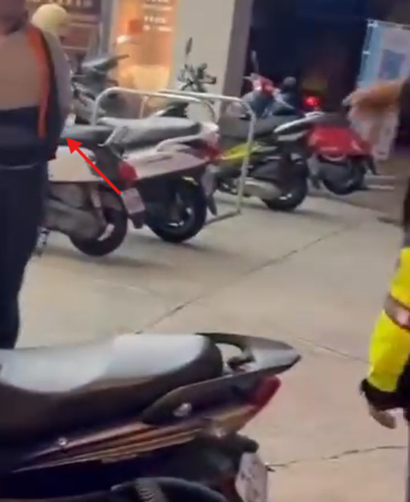 影/街頭驚魂!彰化鬧區驚見街友揮鐮刀遊蕩 警察火速到場化解緊張氣氛