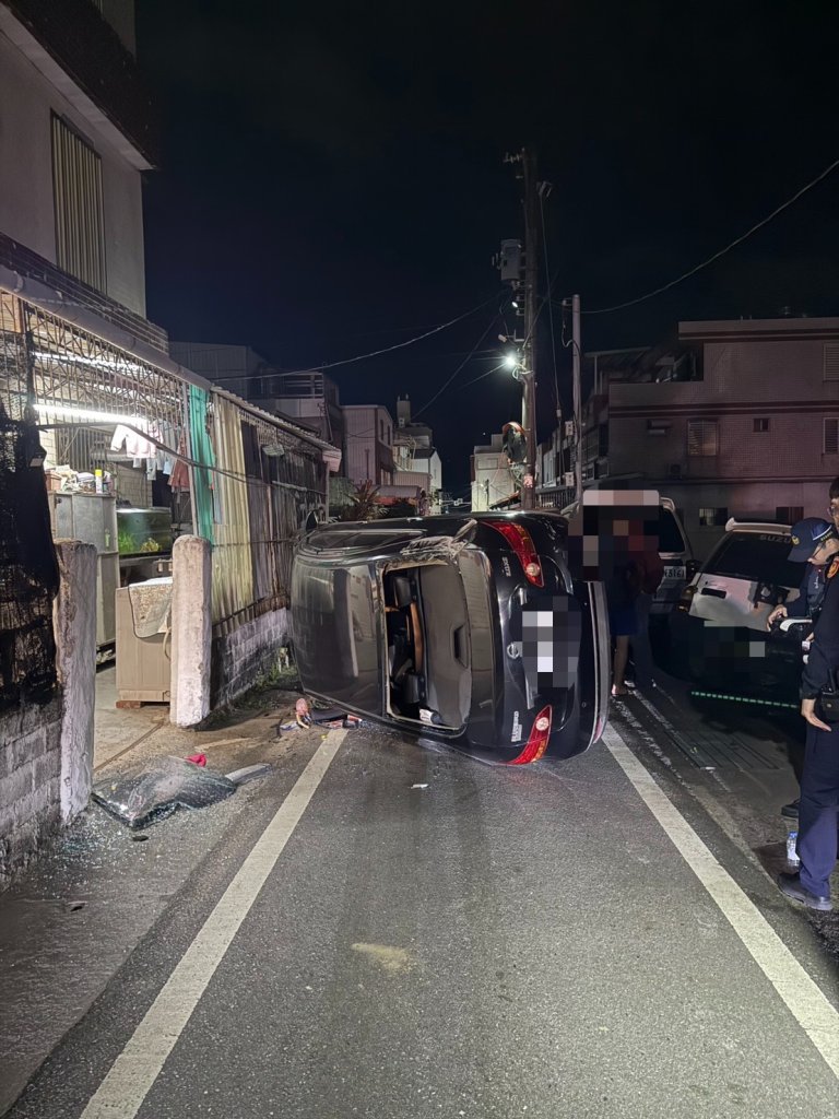 台東酒駕肇事!自小客撞車翻覆 駕駛酒測值超標
