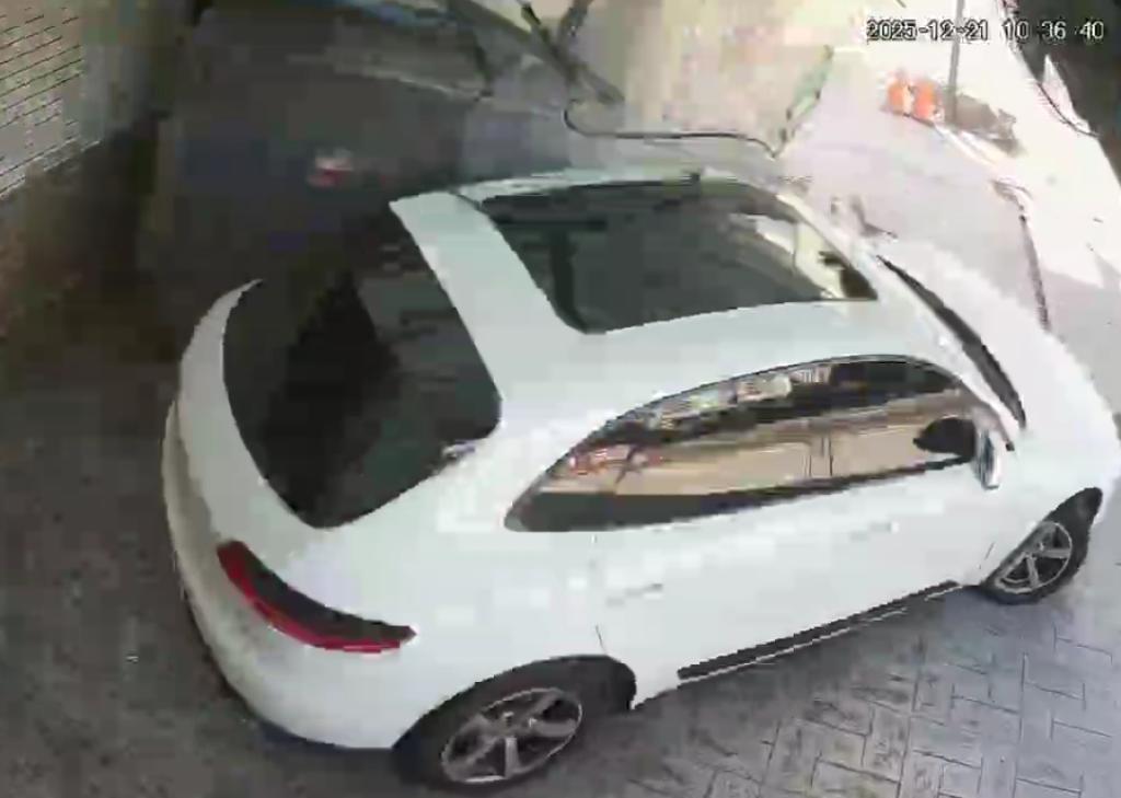 撞擊畫面曝光!台中兩車路口相撞 停騎樓保時捷遭殃