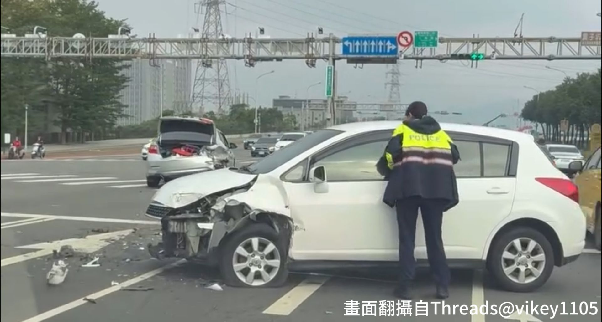 30歲余姓女子駕車行經該路段時，疑似因酒後注意力不集中，擦撞同向前方車輛。