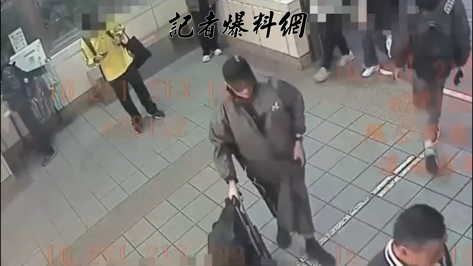 張文在實施縱火行動後,自北捷M8出口進入往M7出口的連通道。