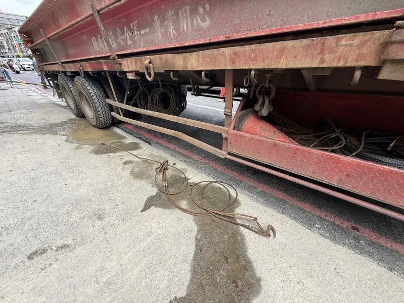 23歲陳姓工人在進行吊車掛鉤更換作業時，鐵製掛鉤竟意外從吊車上脫落墜下，正巧砸中當時步行經過的71歲林姓婦人。