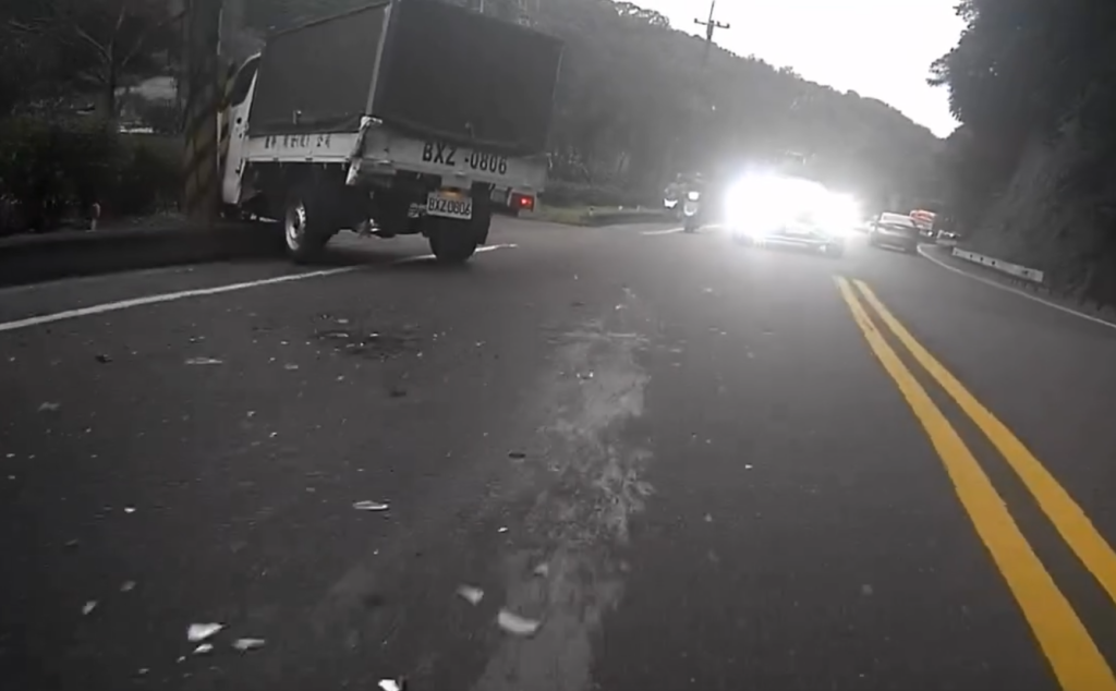 影/早晨驚魂！小貨車泰林路突自撞電桿-網友目擊全程超傻眼