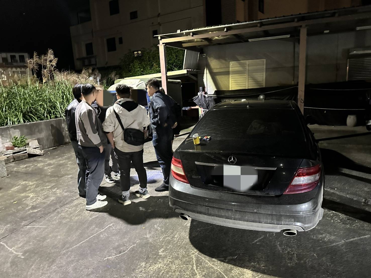 警方於某宮廟前,將4名涉嫌擄人的犯嫌逮捕歸案