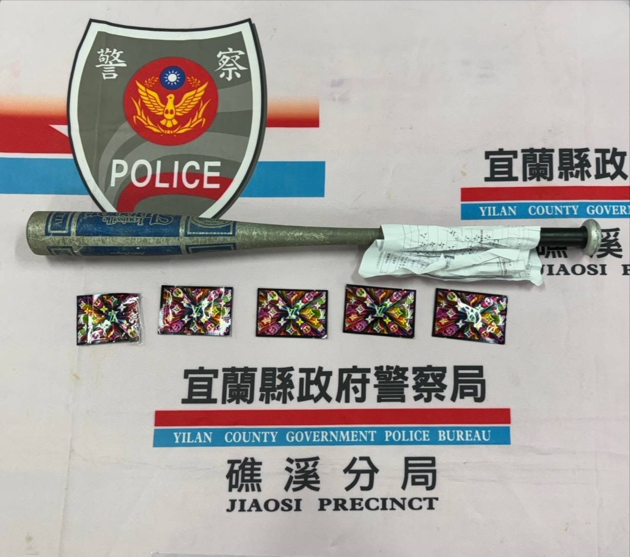 警方在1名賴姓共犯身上搜出5包毒品咖啡包。