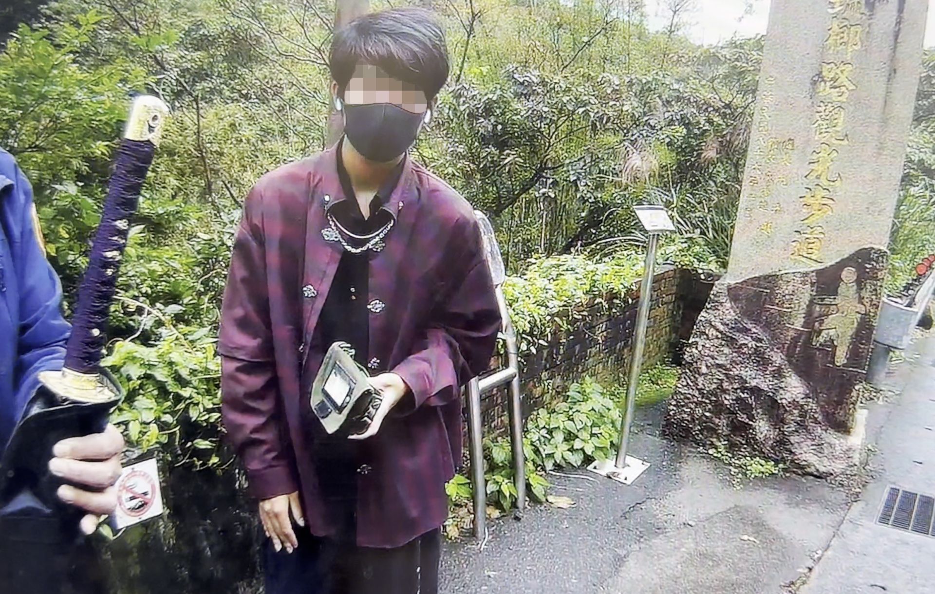陳男攜帶的武士刀刀刃長約60公分，雖然尚未開鋒，但刀頭十分尖銳，具備相當危險性。