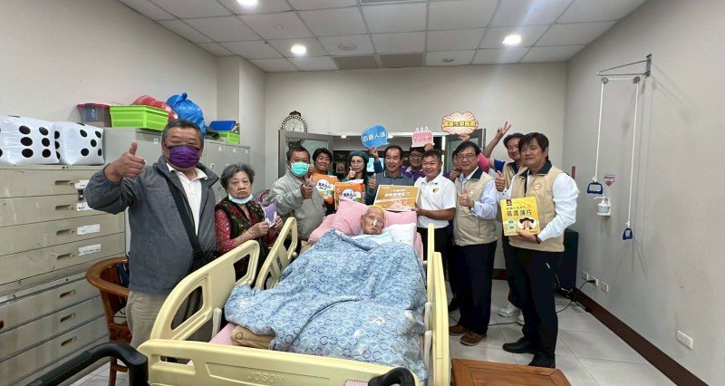 榮皇永春齊祝壽 百歲榮民享溫馨  高雄市榮服處攜手善心團體辦理慶生
