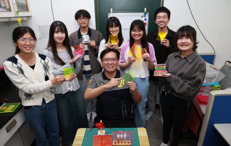 窗戶也能發電?高雄大學助理教授陳泓政把光「轉個彎」 讓透明建材成為新一代太陽能系統