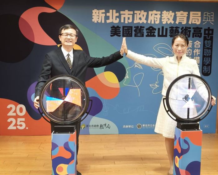 攜手舊金山藝術高中 新北首創藝術雙聯學制免出國修課雙文憑 26 《圖說》教育局長張明文與舊金山藝術高中校長Dr.Sherry啟動「藝術領域雙聯學制」簽署儀式。〈記者葉柏成攝〉