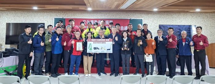 新北消防增添救災能量 文化彌勒佛院捐贈搶救器材 22 《圖說》捐贈典禮合照。〈消防局提供〉