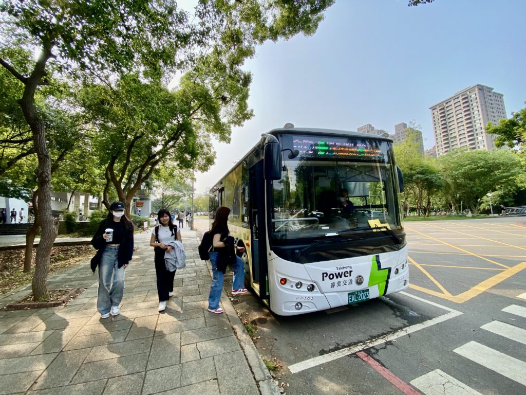 台中市民卡突破193萬張 雙十公車吸引通學族28條路線直達校園 24 %E4%B8%AD%E5%B8%8228%E6%A2%9D%E5%85%AC%E8%BB%8A%E8%B7%AF%E7%B7%9A%E9%A7%9B%E5%85%A5%E6%A0%A1%E5%9C%92%E4%BE%BF%E5%88%A9%E5%AD%B8%E7%94%9F%E6%90%AD%E4%B9%98 %E4%B9%9F%E6%8F%90%E9%86%92%E5%AD%B8%E7%94%9F%E7%95%99%E6%84%8F %E4%B9%98%E8%BB%8A%E5%84%AA%E6%83%A0%E6%9C%9F%E9%99%90%E7%82%BA%E7%95%A2%E6%A5%AD%E7%95%B6%E5%B9%B4%E5%BA%A610