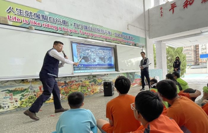 強化學生自保及法治概念 新北警入校宣導緊急避難 31 《圖說》新北警示範動作宣導學生自保概念。〈警察局提供〉