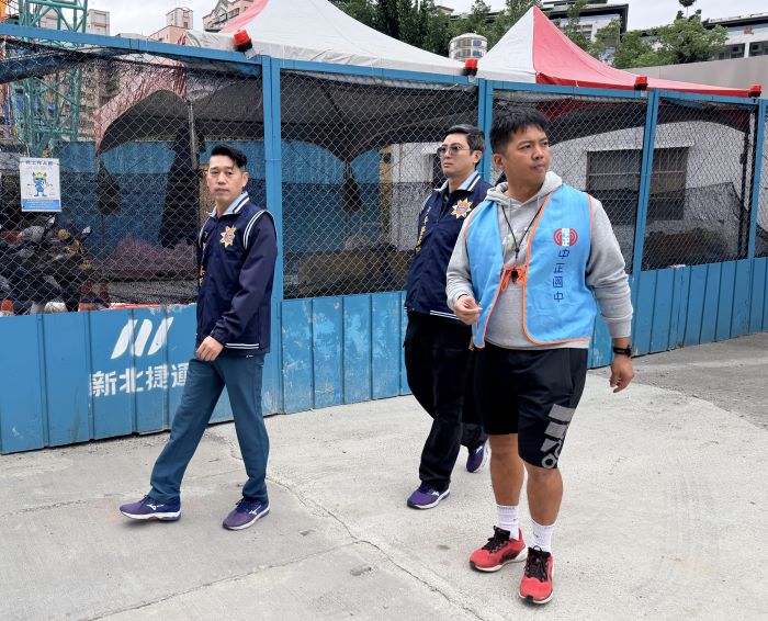 強化學生自保及法治概念 新北警入校宣導緊急避難 33 《圖說》新北警與學校加強校園周邊安全巡查。〈警察局提供〉
