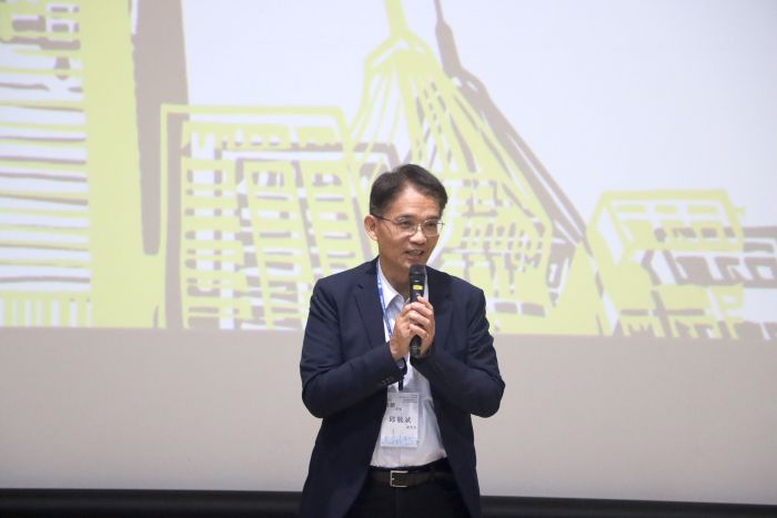 警局變身質感選物店? Z世代為新北城市提創意解方 55 《圖說》新北市府秘書長邱敬斌率多位局處主管到場交流,與青年面對面溝通、瞭解其創意思考。〈青年局提供〉