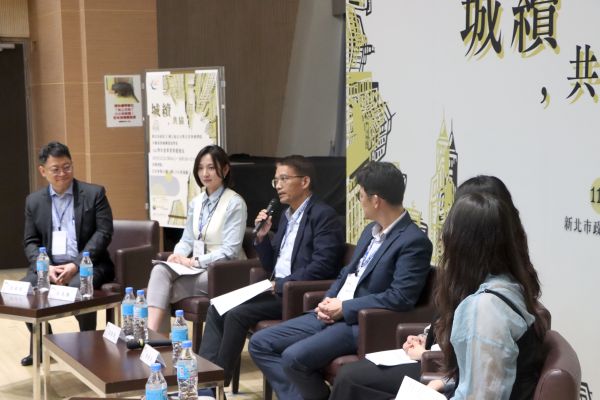 警局變身質感選物店? Z世代為新北城市提創意解方 56 《圖說》此次專題研究聚焦城市永續議題,邱敬斌與同學面對面交流市政,左二青年局長邱兆梅。〈青年局提供〉