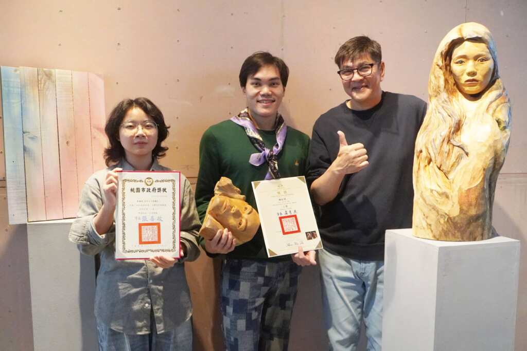 ▲大葉大學造藝系吉田敦老師(右)指導木工房學生陳紀凱(中)、李愷玲(左),作品入選全國美展。(記者林明佑翻攝)