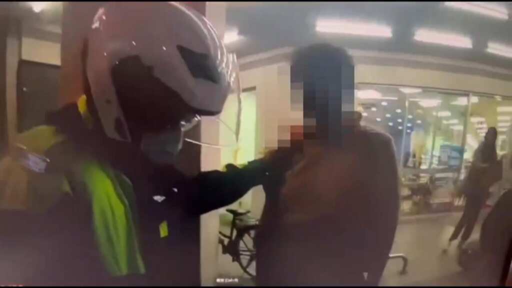 ▲男子持刀上街，彰化警方啟動快打部隊立即到場制伏。（記者林明佑翻攝）