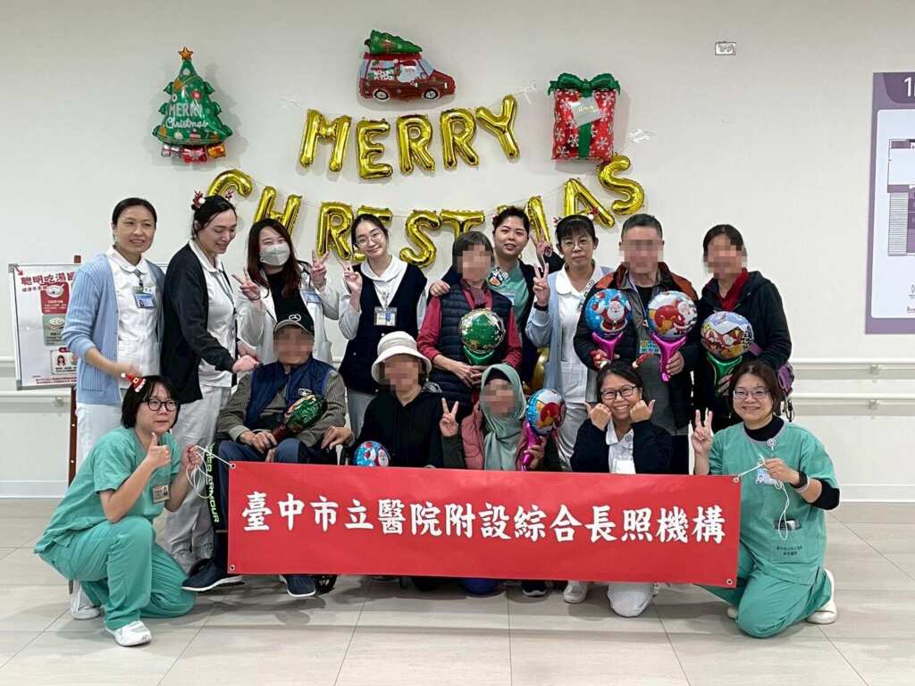 ▲臺中市立醫院邀請社區居民一同參與「迎冬至、慶耶誕 長照相伴」的社區活動,陪伴長照機構與日照中心住民共度溫馨時光。(圖/台中市立醫院提供)