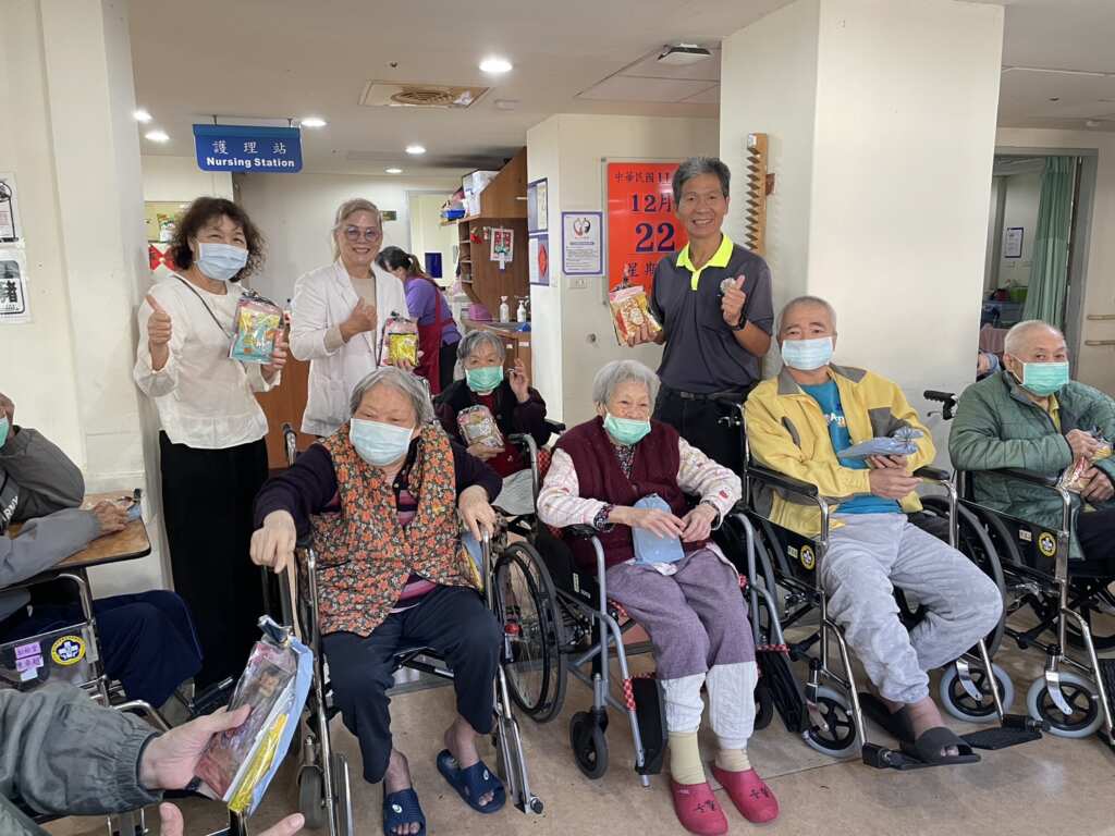 ▲埔榮靈性關懷師贈聖誕糕傳福音,祝福彰化榮家長輩平安喜樂。(圖/彰化榮家提供)