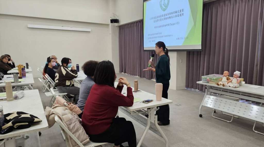 ▲為提升臺東縣幼兒發展篩檢品質，落實「早期發現、早期介入」的政策目標，臺東縣政府今年特別製作「兒童發展篩檢工具箱」，並辦理專業訓練課程，邀集托嬰中心、托育人員、教保服務人員及社工等第一線人員共同參與。