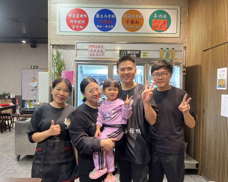 ▲從機場到鍋爐邊,八年級兄弟在埔里煮出「ㄧ傳十薑母鴨」好味道。(記者蘇彩娥攝)