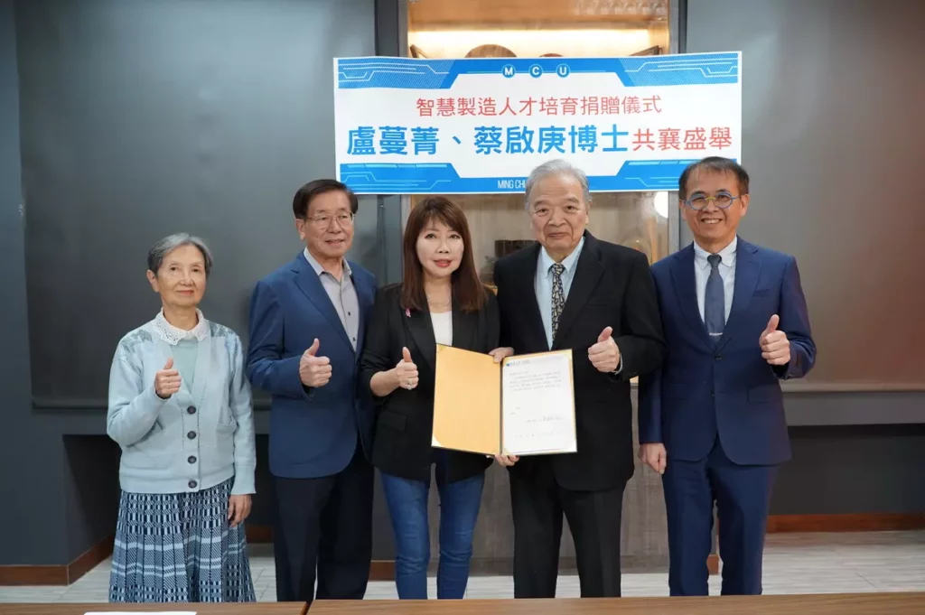 盧蔓菁委員捐贈的自動化軟硬體設備,包含機器人手臂和四十套軟體,12月中旬運抵銘傳大學桃園校區,並宣布正式啟用,銘傳大學特別舉辦捐贈儀式暨感謝狀頒發典禮,由李銓總校長(右二)、李選士校長(右一)以及沈佩蒂前校長(左一),連袂出席代表銘傳大學,頒發感謝狀給盧蔓菁委員(中)和蔡啟庚博士(左二),表達校方的誠摯謝意與高度肯定。