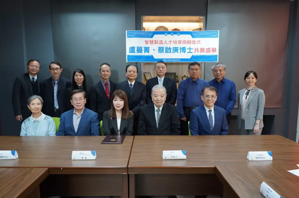 銘傳大學傑出校友暨僑委會僑務委員盧蔓菁,為了回饋母校,今年特別捐贈價值三百萬台幣的自動化軟硬體設備給銘傳大學,並與擔任工研院高科技顧問的夫婿蔡啟庚博士,偕同協助銘傳大學規劃智慧製造人才培育學程。