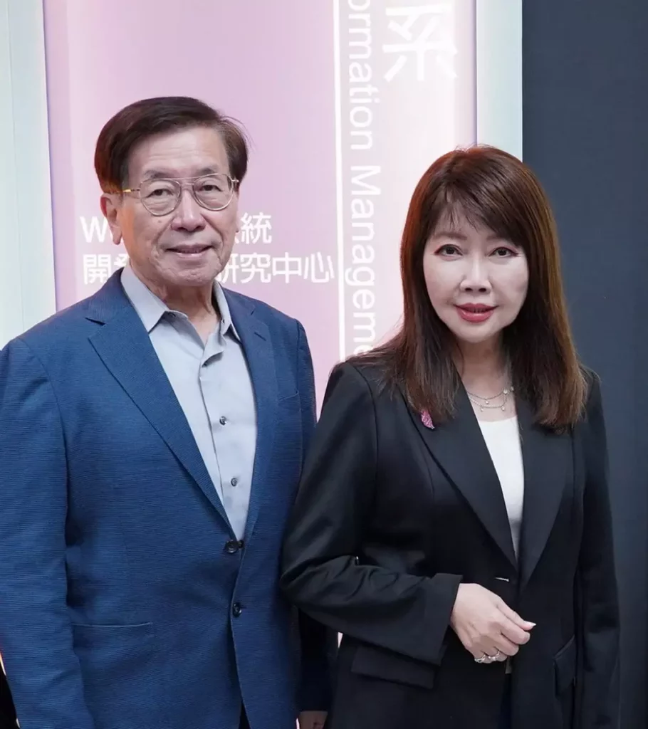 盧蔓菁委員和蔡啟庚博士夫妻倆除了在工作上面的成就,以及對公益的熱心以外,也分別教育出三個子女,都畢業於華頓商學院,並且分別創業成功。四年前銘傳大學提名盧曼菁參選傑出校友,也因為盧蔓菁委員表現優異,順利榮任銘傳大學傑出校友。