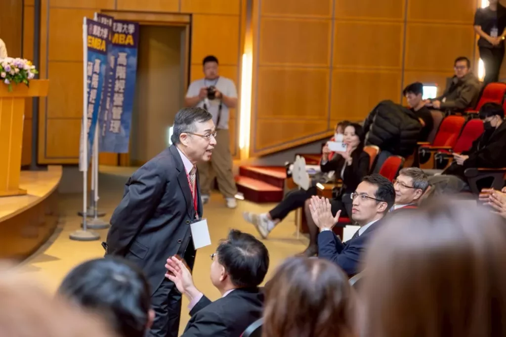 李成強調，當人類不斷打造愈來愈像人的機器，人性本身反而變得更加珍貴 。（圖/東海大學提供）