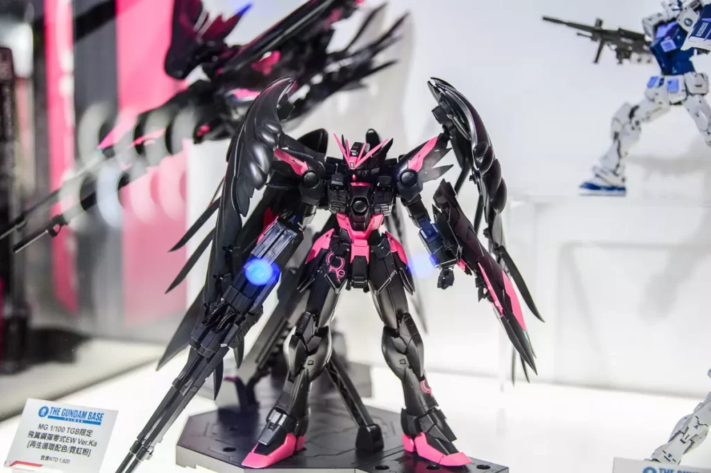 MG 1／100 飛翼鋼彈零式EW Ver.ka [再生循環配色_霓虹粉]，售價新台幣1,920元。