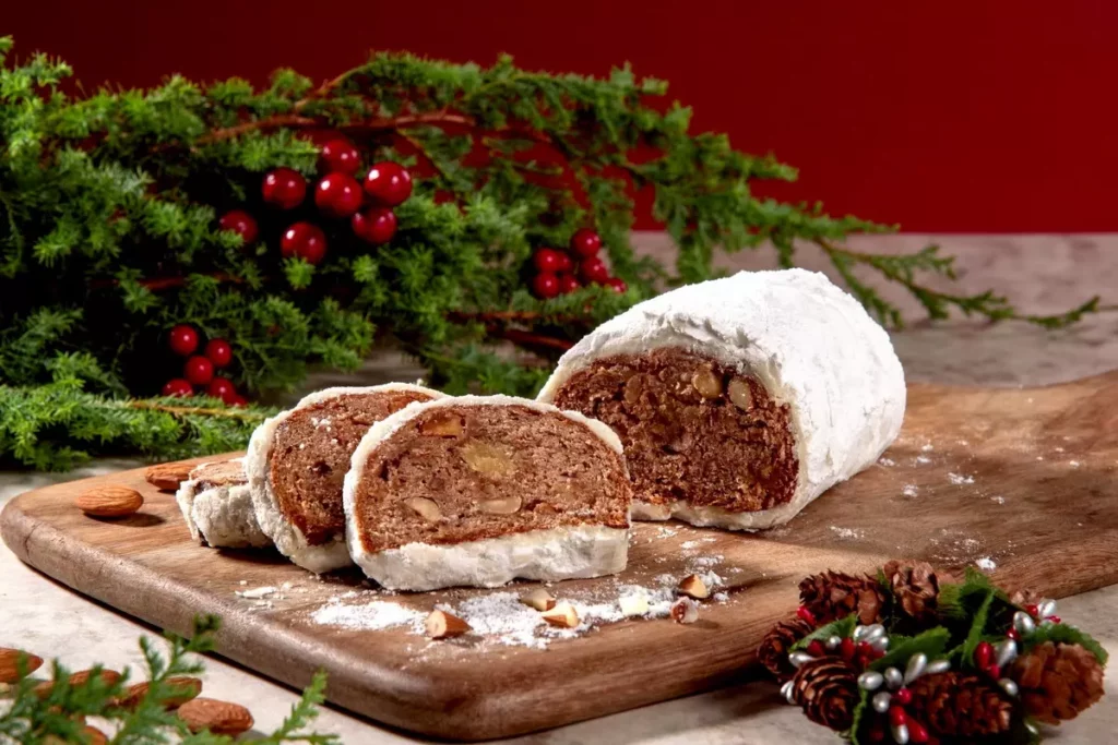來自德國的「史多倫 Stollen」以蘭姆酒浸漬多月的果乾麵包為基底,搭配熱紅酒或咖啡都十分適合。
