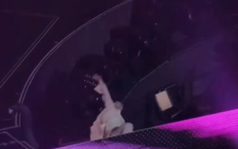 阿信演唱時不慎摔落舞台。(圖/翻攝微博)