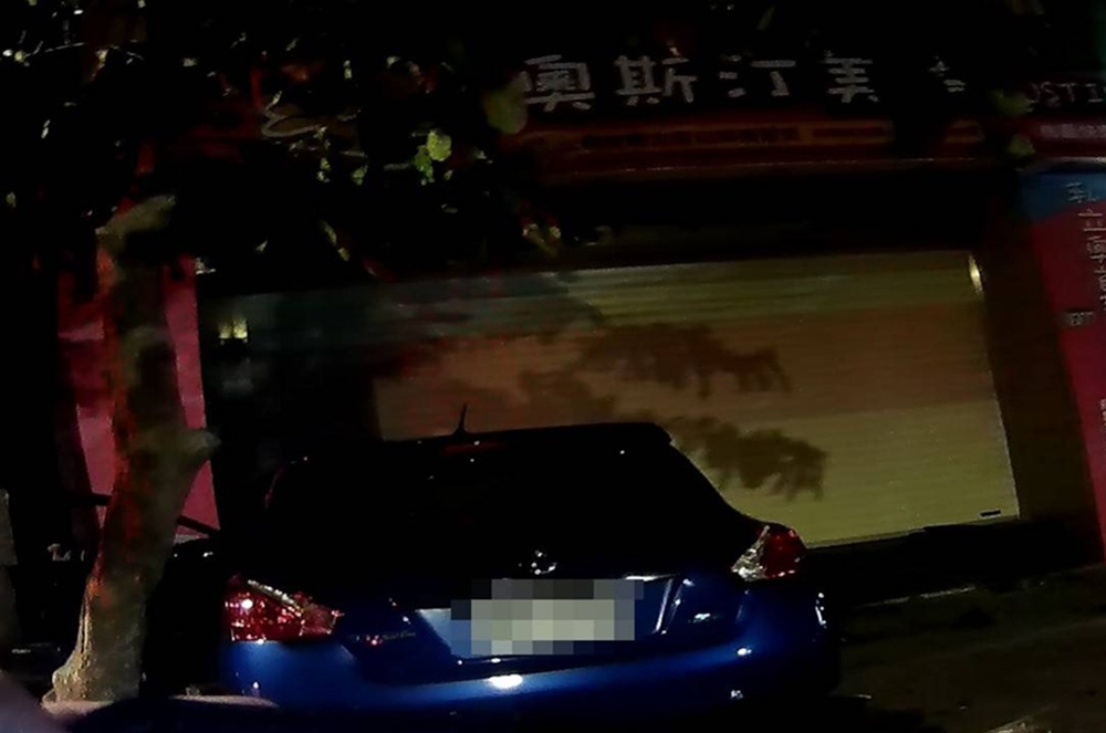 39歲婦自撞社區圍牆 酒測值達1.23涉酒駕警依法送辦 208 cnews204251222a04