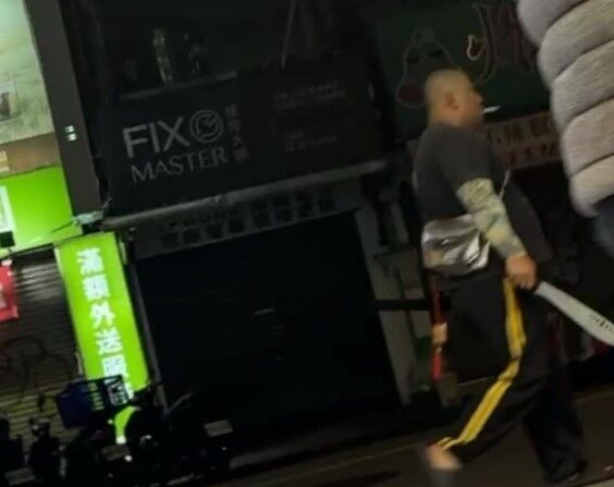清潔工遭比中指超不爽 凌晨持開山刀路上閒晃「要找對方問清楚」 216 清潔工遭比中指超不爽 凌晨持開山刀路上閒晃「要找對方問清楚」 215