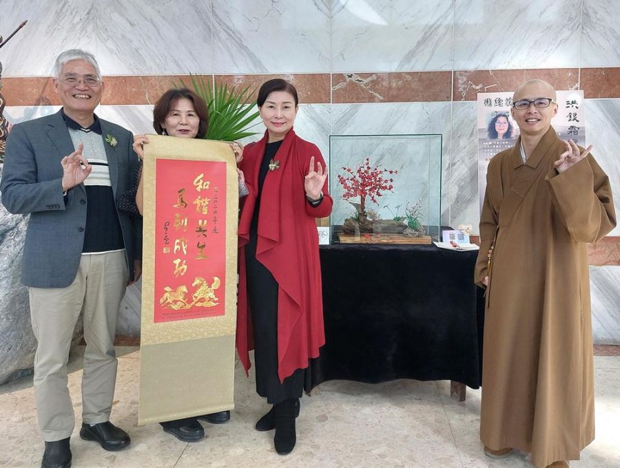南華大學樂齡「禪心纏花」作品展　洪銀霜實踐人生藝術青春夢
