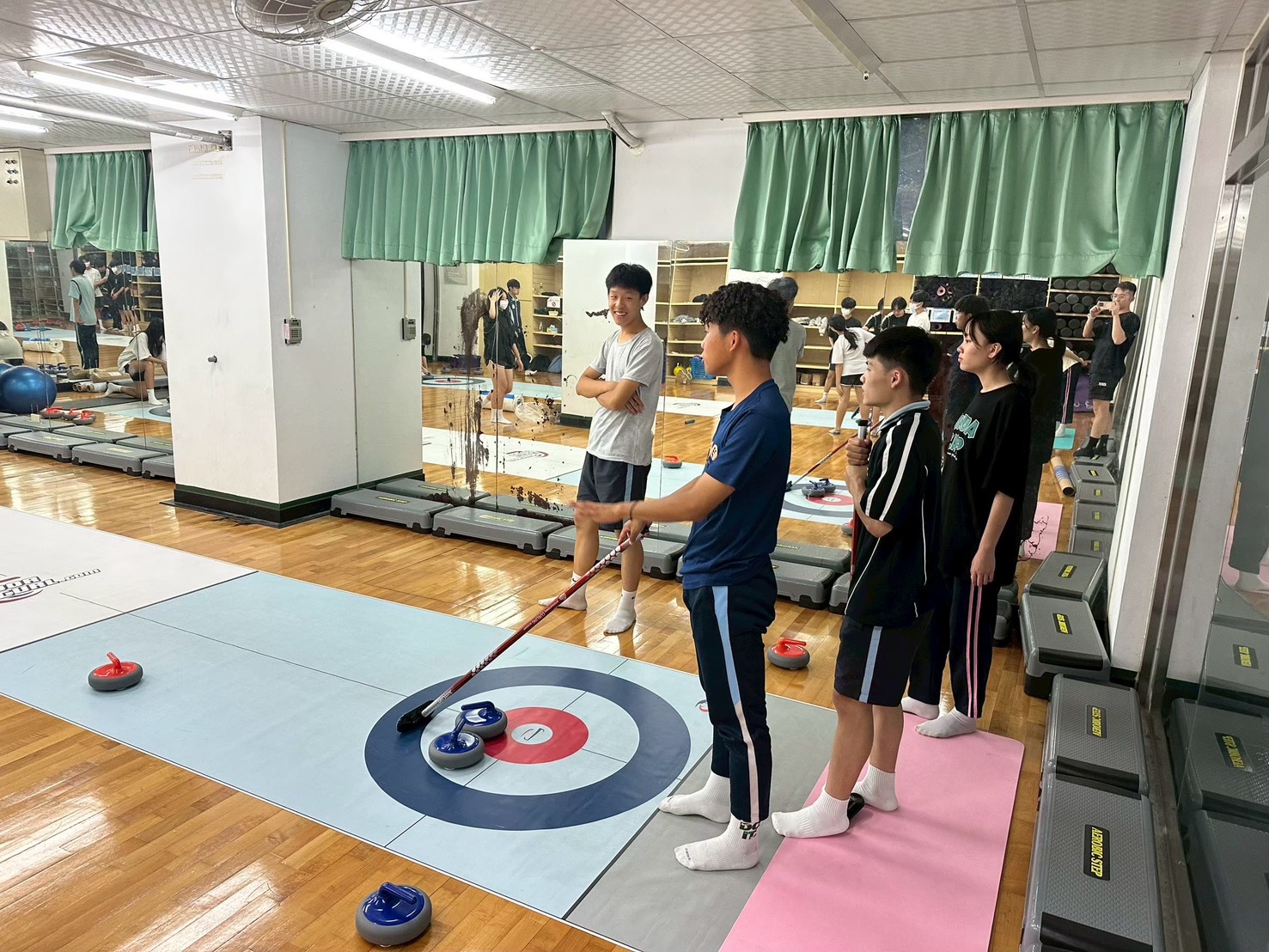 新生醫專冰壺隊屢創佳績 2學子獲選國手為校爭光 121333 1