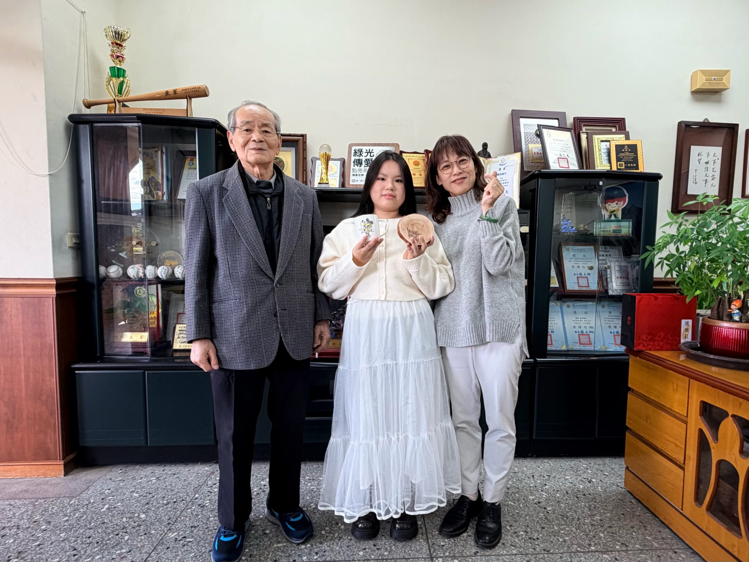 新生醫專學子奪護理師國考榜首 重返母校感謝師長栽培 245 3 scaled