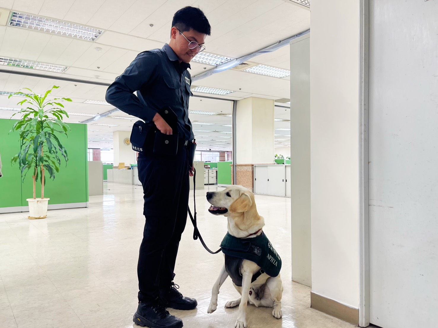 力挺守護國門的緝毒犬、檢疫犬 立委李坤城攜汪喵星球為國家汪汪隊加菜 v1222005