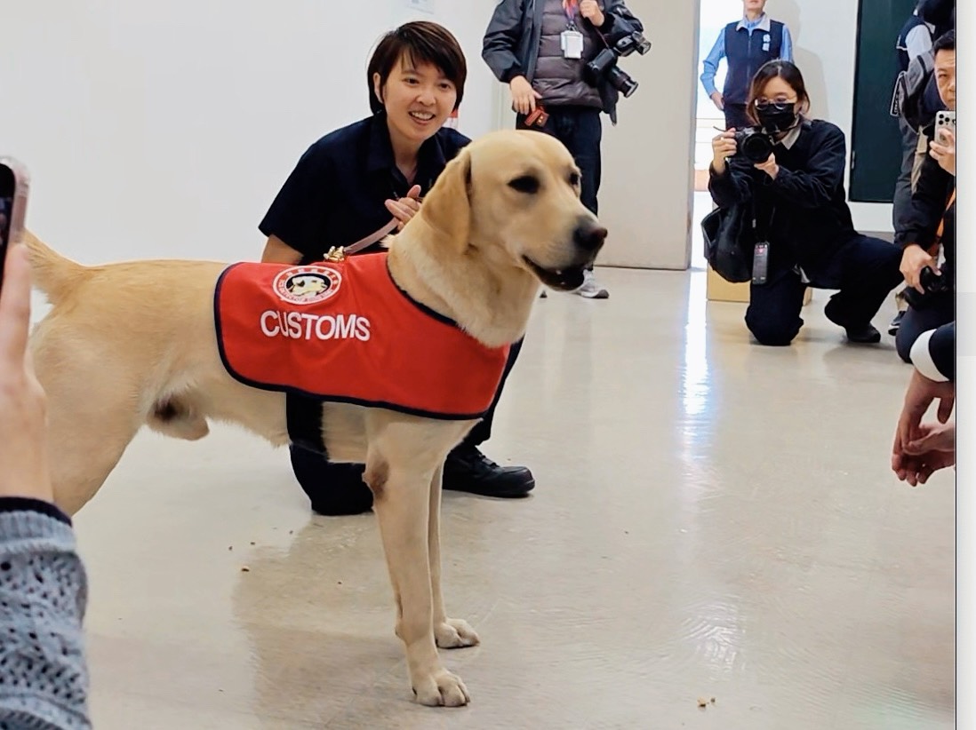 力挺守護國門的緝毒犬、檢疫犬 立委李坤城攜汪喵星球為國家汪汪隊加菜 v1222006