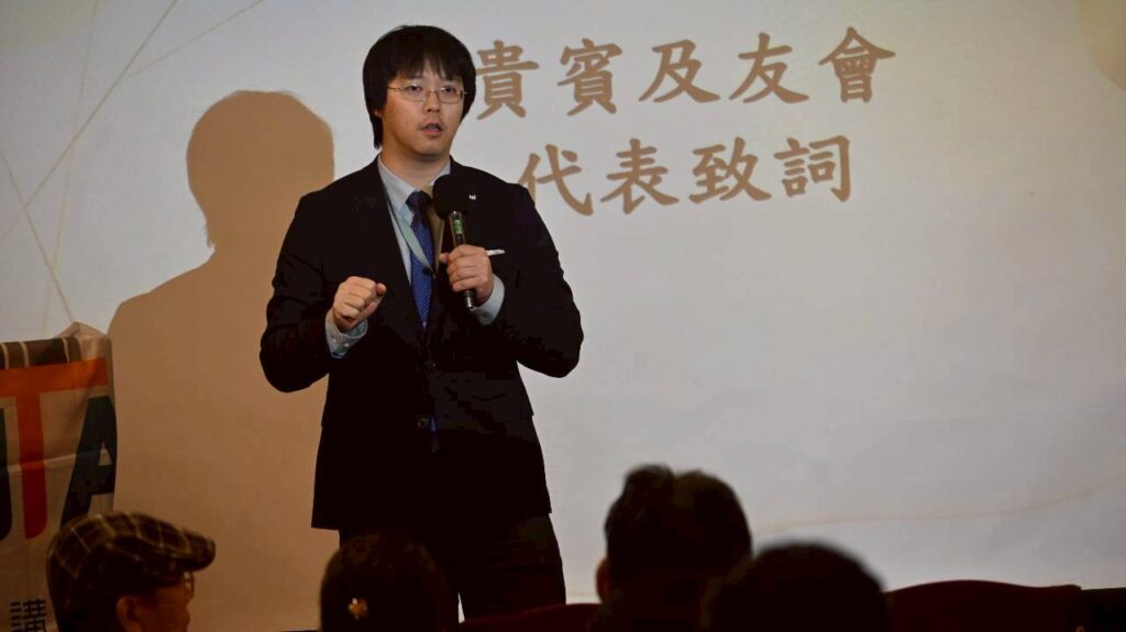 臺北市政府資訊局局長趙式隆肯定協會長期辦理多場 AI 培訓課程及職能認證 。(圖/中華網路行銷講師協會提供 )